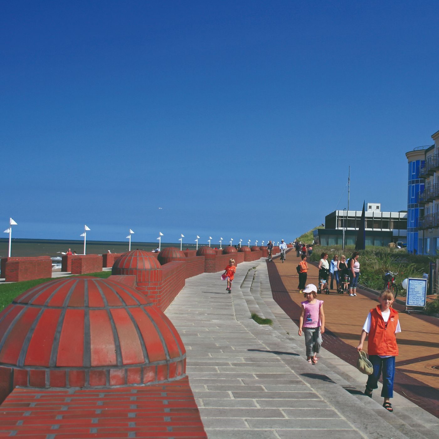 Promenade mit Backsteinkuppeln