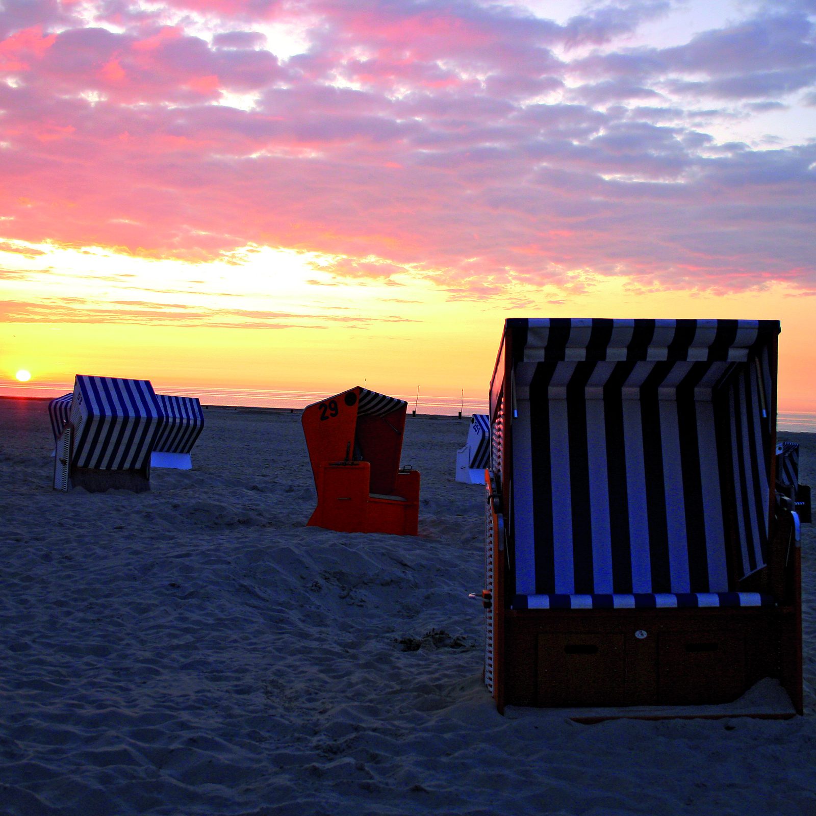Strandkörbe im Sonnenuntergang